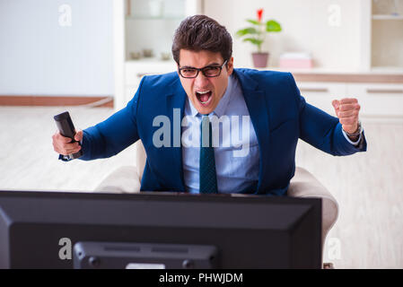 Businesman Fernsehen im Büro Stockfoto