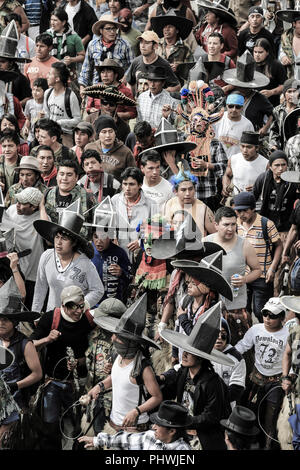 Indigenen Männer aus den umliegenden Gemeinden März in den Straßen während der Inti Raymi feiern in Cotacachi, Ecuador Stockfoto