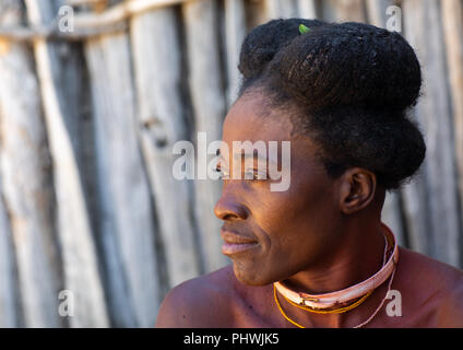 Nguendelengo Stamm Frau mit der traditionellen bun Frisur, Provinz Namibe, Capangombe, Angola Stockfoto