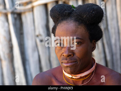 Nguendelengo Stamm Frau mit der traditionellen bun Frisur, Provinz Namibe, Capangombe, Angola Stockfoto