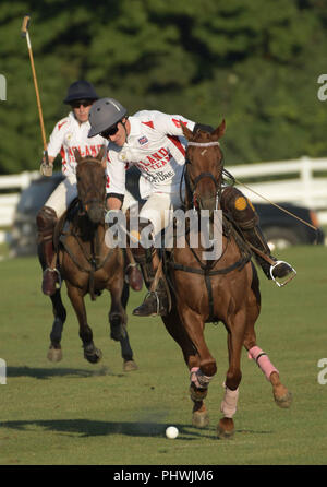 England Spieler Jimmy Holz konkurriert in den jährlichen England gegen USA Polo Match am Newport Polo in Newport, Rhode Island, USA. Stockfoto