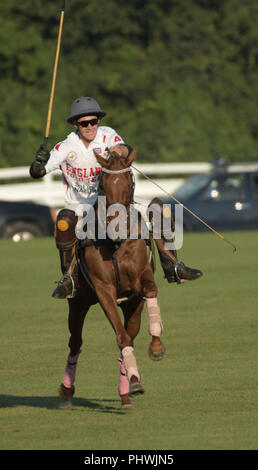 England Spieler Jimmy Holz konkurriert in den jährlichen England gegen USA Polo Match am Newport Polo in Newport, Rhode Island, USA. Stockfoto