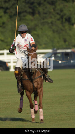 England Spieler Jimmy Holz konkurriert in den jährlichen England gegen USA Polo Match am Newport Polo in Newport, Rhode Island, USA. Stockfoto