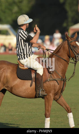 Ein polo Schiedsrichter gibt einen Daumen nach oben Signal während der jährlichen England gegen USA Match von Newport, R.I., USA. Stockfoto