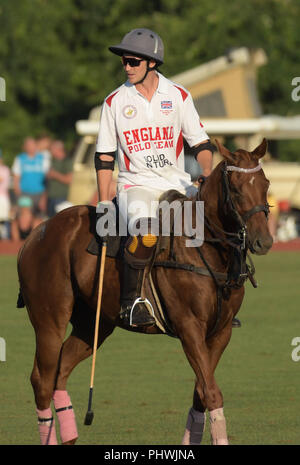 England Spieler Jimmy Holz konkurriert in den jährlichen England gegen USA Polo Match am Newport Polo in Newport, Rhode Island, USA. Stockfoto