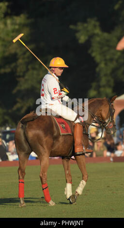 England Spieler Garrie Renucci ruht während der jährlichen England gegen USA Polo Match in Newport, R.I., USA. Stockfoto