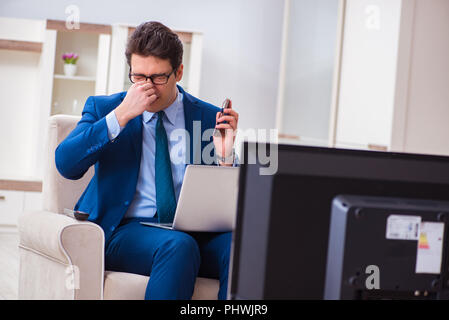 Businesman Fernsehen im Büro Stockfoto