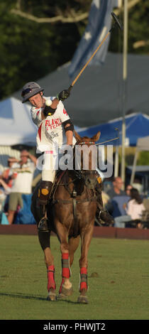 England Spieler Jimmy Holz konkurriert in den jährlichen England gegen USA Polo Match am Newport Polo in Newport, Rhode Island, USA. Stockfoto