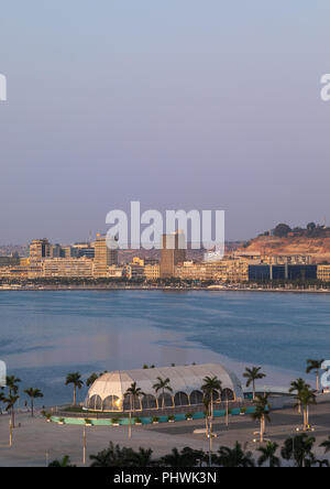 Blick über die Neue Rn Promenade namens Avenida 4 de Junho, Provinz Luanda, Luanda, Angola Stockfoto