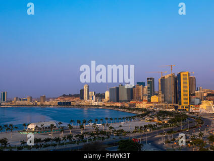 Blick über die Neue Rn Promenade namens Avenida 4 de Junho, Provinz Luanda, Luanda, Angola Stockfoto