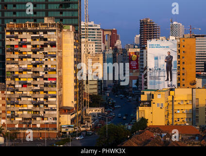 Gebäude entlang der Rn Promenade namens Avenida 4 de Junho, Provinz Luanda, Luanda, Angola Stockfoto