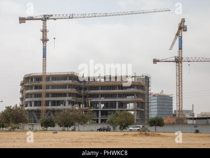 Kräne auf der Baustelle, in der Provinz Luanda, Luanda, Angola Stockfoto