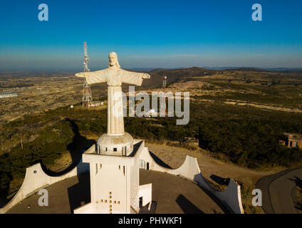 Luftaufnahme der Cristo Rei mit Blick auf die Stadt, Huila Provinz, Lubango, Angola Stockfoto