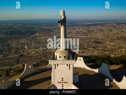 Luftaufnahme der Cristo Rei mit Blick auf die Stadt, Huila Provinz, Lubango, Angola Stockfoto