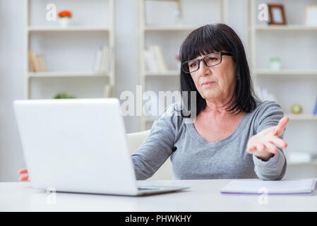 Ältere Frau am Computer zu kämpfen Stockfoto