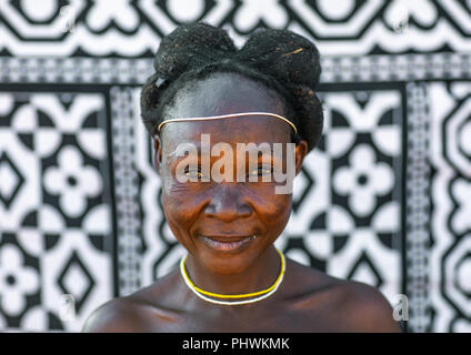 Nguendelengo Stamm Frau mit der traditionellen bun Frisur, Provinz Namibe, Capangombe, Angola Stockfoto