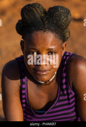 Nguendelengo Stamm Frau mit der traditionellen bun Frisur, Provinz Namibe, Capangombe, Angola Stockfoto