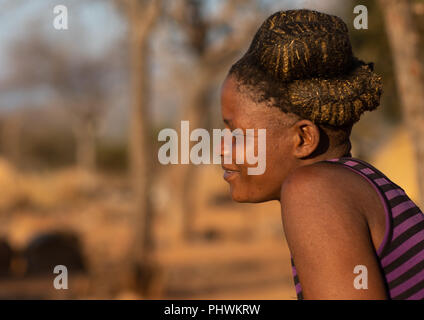 Nguendelengo Stamm Frau mit der traditionellen bun Frisur, Provinz Namibe, Capangombe, Angola Stockfoto