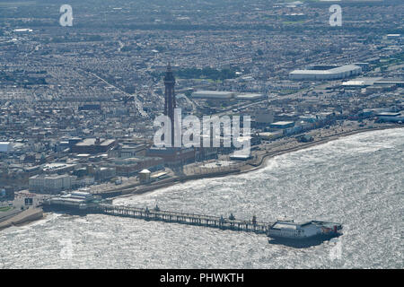 Ein Luftbild von Blackpool mit Turm und Pier, North West England, Großbritannien Stockfoto