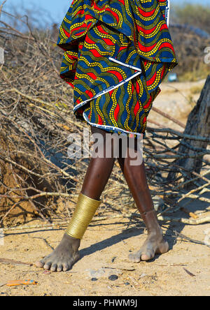 Mucubal Stamm Frau Knöchel Bracelets, Provinz Namibe, Virei, Angola Stockfoto