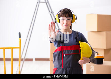 Frau Auftragnehmer Arbeiter mit Geräuschminimierung Stockfoto