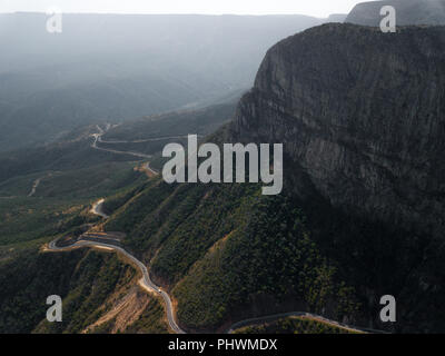 Luftaufnahme der die Straße bei Serra da Leba, Huila Provinz, Humpata, Angola Stockfoto