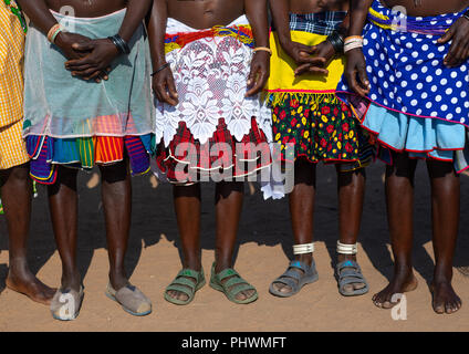 Mudimba Stamm Frauen traditionelle Kleidung, Cunene Provinz, Cahama, Angola Stockfoto