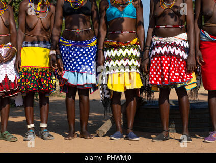 Mudimba Stamm Frauen traditionelle Kleidung, Cunene Provinz, Cahama, Angola Stockfoto