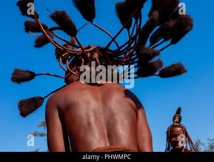 Batwa Stamm Frau tanzen und spielen mit ihren Dreadlocks, Cunene Provinz, Oncocua, Angola Stockfoto