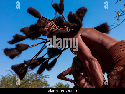 Batwa Stamm Frau tanzen und spielen mit ihren Dreadlocks, Cunene Provinz, Oncocua, Angola Stockfoto