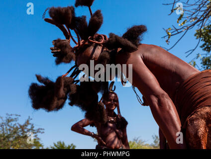 Batwa Stamm Frau tanzen und spielen mit ihren Dreadlocks, Cunene Provinz, Oncocua, Angola Stockfoto