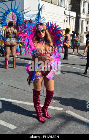 Das Foto wurde von Tänzern in der Notting Hill Carnival in London am 28/08/17. Das Wetter war sonnig und die Atmosphäre war freundlich. Stockfoto