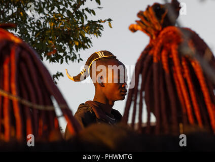 Himba single Mann vor der verheirateten Frauen, Cunene Provinz, Oncocua, Angola Stockfoto