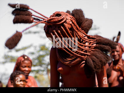 Batwa Stamm Frau tanzen und spielen mit ihren Dreadlocks, Cunene Provinz, Oncocua, Angola Stockfoto