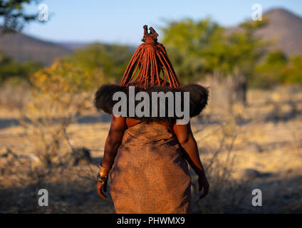 Himba Frau trägt eine Kuh Haut gegen die Kälte, Cunene Provinz, Oncocua, Angola Stockfoto