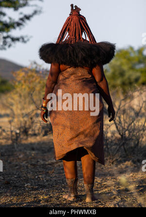 Himba Frau trägt eine Kuh Haut gegen die Kälte, Cunene Provinz, Oncocua, Angola Stockfoto