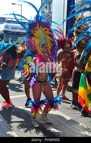 Das Foto wurde von Tänzern in der Notting Hill Carnival in London am 28/08/17. Das Wetter war sonnig und die Atmosphäre war freundlich. Stockfoto