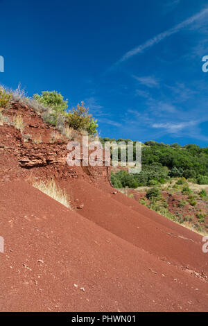 Rot gefärbten Permischen Ablagerungen, so genannte "ruffes", Lehm - wie die Sedimente, die reich an Eisenoxid, in der Nähe von Lac du Salagou im Süden Frankreichs Stockfoto