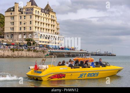 Llandudno North Wales. Jet Boat und das Grand Hotel auf der Pier. Stockfoto