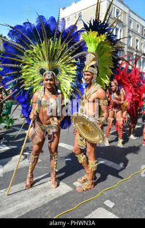 Das Foto wurde von Tänzern in der Notting Hill Carnival in London am 28/08/17. Das Wetter war sonnig und die Atmosphäre war freundlich. Stockfoto