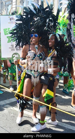 Das Foto wurde von Tänzern in der Notting Hill Carnival in London am 28/08/17. Das Wetter war sonnig und die Atmosphäre war freundlich. Stockfoto