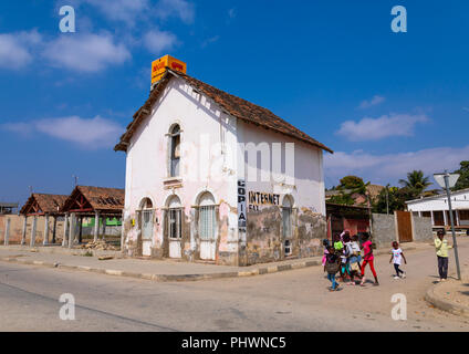 Kinder zu Fuß vor einem alten portugiesischen Colonial House, Provinz Benguela, Catumbela, Angola Stockfoto