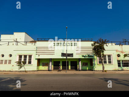 Art déco-portugiesischen Kolonialstil Gebäude, das früher Cine Teatro Imperium, Provinz Benguela, Lobito, Angola Stockfoto