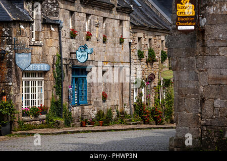 Eine kleine Straße mit Kopfsteinpflaster mit Creperie in der antiken Stadt Locronan Bretagne Frankreich Stockfoto