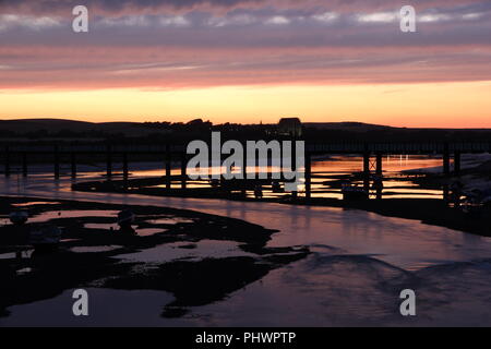 Fluss Adur Winde ist Weg zum Meer durch Shoreham-by-Sea während Ein farbenfroher Sonnenuntergang und Reflexion Stockfoto