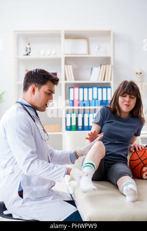 Weibliche Basketballspieler besuchen Arzt nach Verletzungen Stockfoto