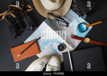 Outfit der Reisenden. Wesentliche Ferienhäuser reihen. Travel Concept Hintergrund. Flach. Stockfoto