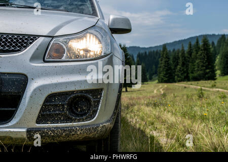 Landschaft off road mit Suzuki SX4 4x4 Stockfoto