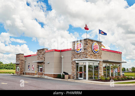 Vordere äußere Eingang von Burger King fast food Restaurant mit der Drive Thru oder durch Weg in Montgomery Alabama, USA. Stockfoto