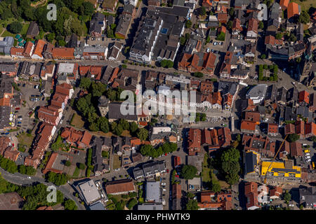 Zentrum der Stadt Ahlen mit der St.-Marien-Kirche, Marienplatz, Ahlen, Ruhrgebiet, Nordrhein-Westfalen, Deutschland, DEU, Europa, Luftaufnahme, Vögel - Augen vie Stockfoto